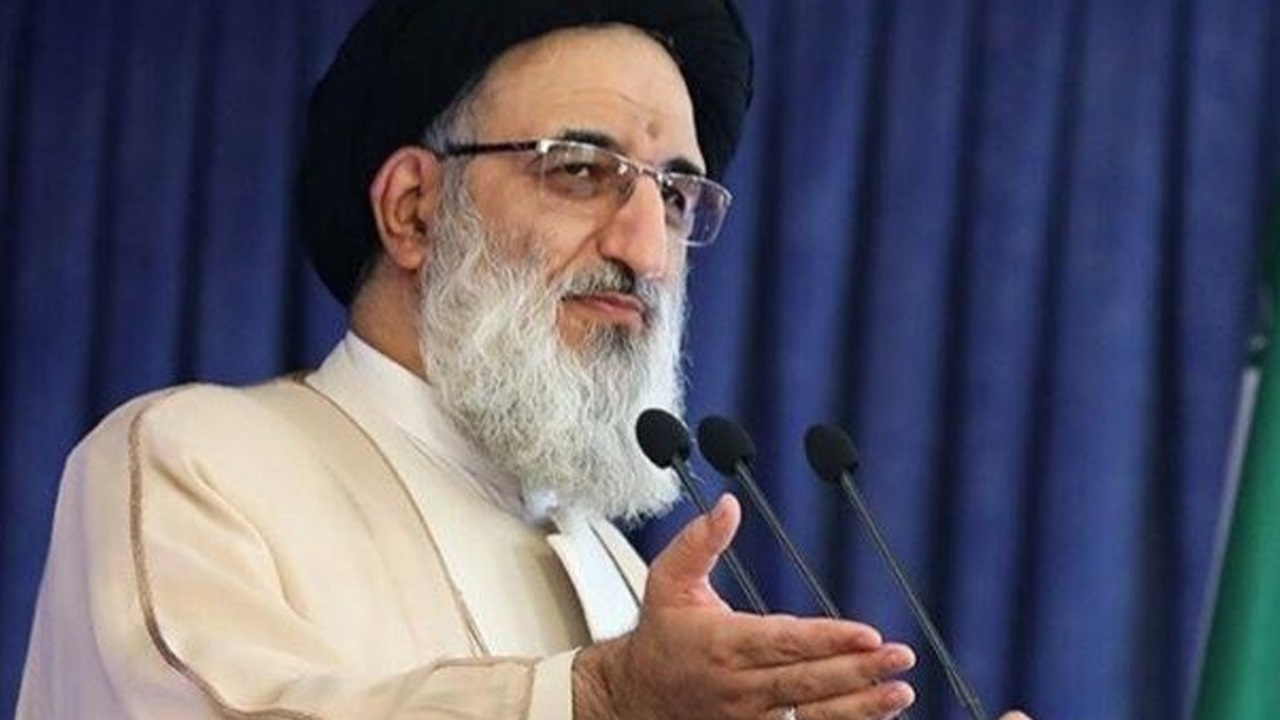 ملت ایران در برابر سلطهجویی آمریکا و استکبار ایستاده است