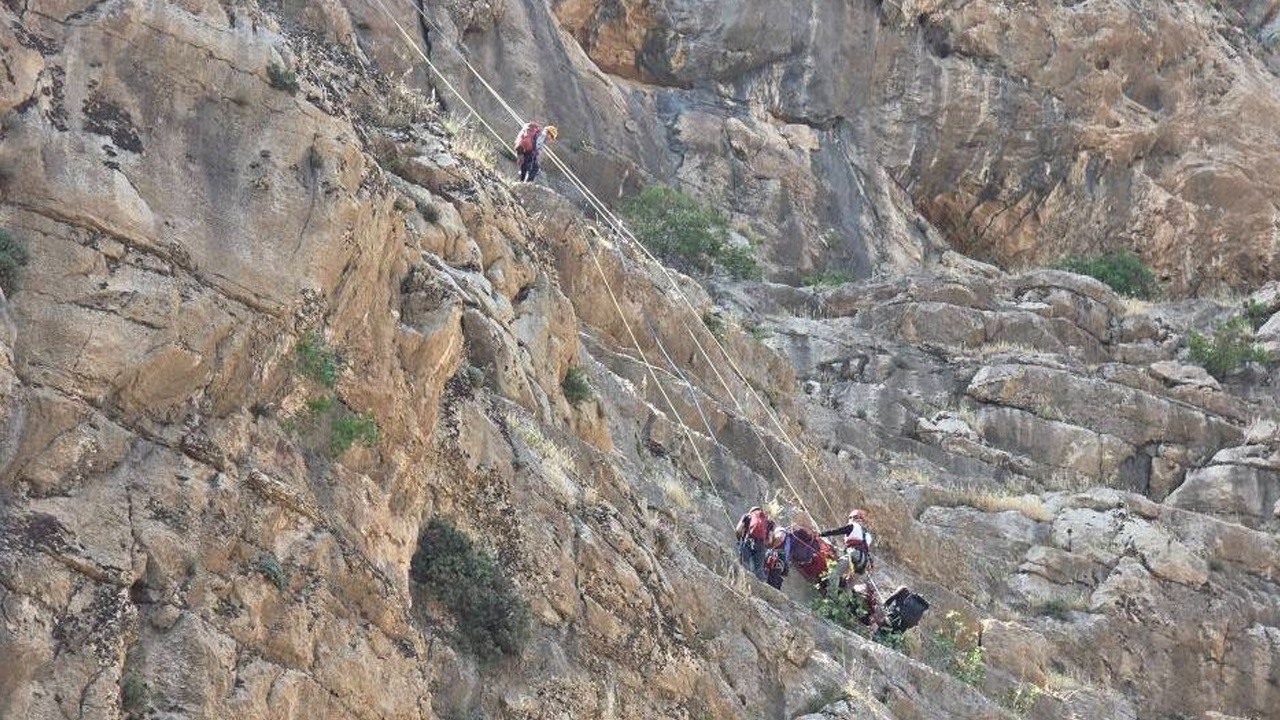 هلالاحمر البرز جان مرد جوان را از دره نجات داد