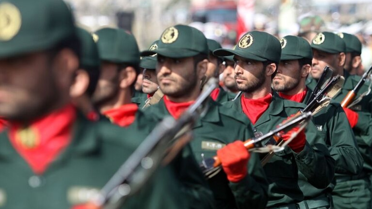ایران مقتدرانه از امنیت و عزت خود دفاع میکند